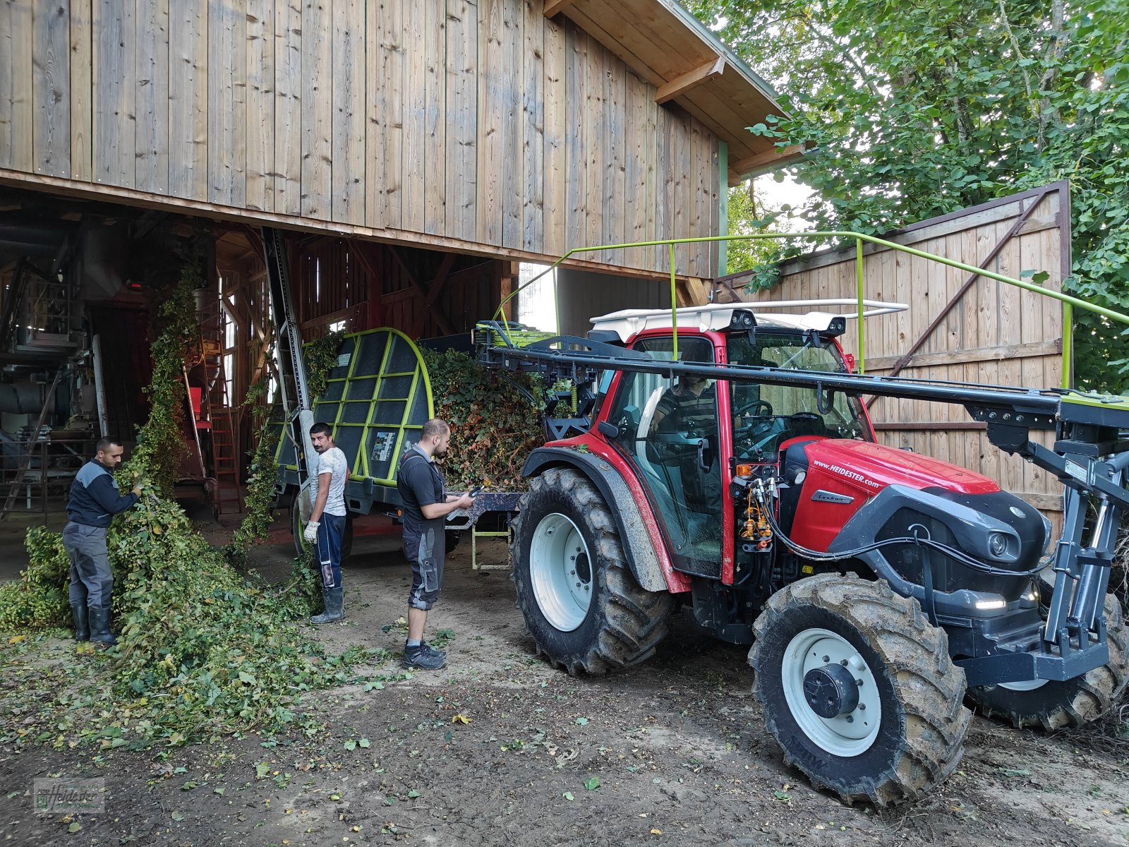 Hopfentraktor типа Heidester Hopfen Abreißgerät & Ladewagen, Neumaschine в Wildenberg (Фотография 3)