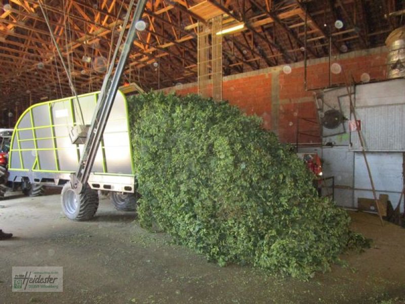 Hopfentraktor of the type Heidester Hopfen Abreißgerät & Ladewagen, Neumaschine in Wildenberg (Picture 8)