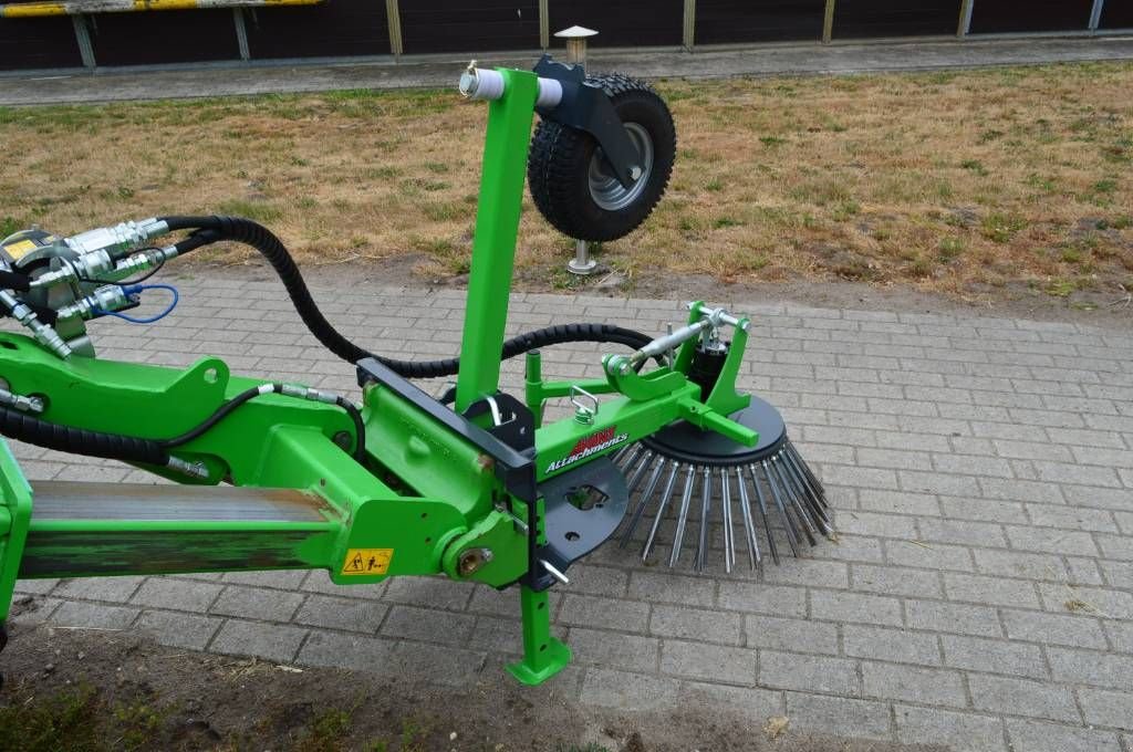 Kehrmaschine des Typs Avant verstelbare onkruidborstel, Neumaschine in Erichem (Bild 3)