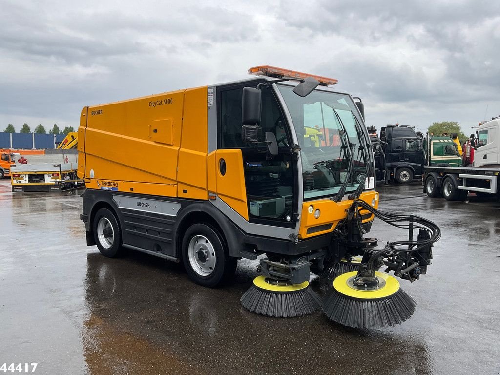 Kehrmaschine типа Bucher CITYCAT 5006 Euro 6 with 3-rd brush, Gebrauchtmaschine в ANDELST (Фотография 8)