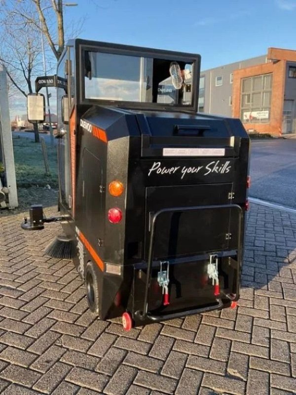 Kehrmaschine des Typs Daewoo DAS 100 veegmachine met cabine, Neumaschine in Andelst (Bild 3)