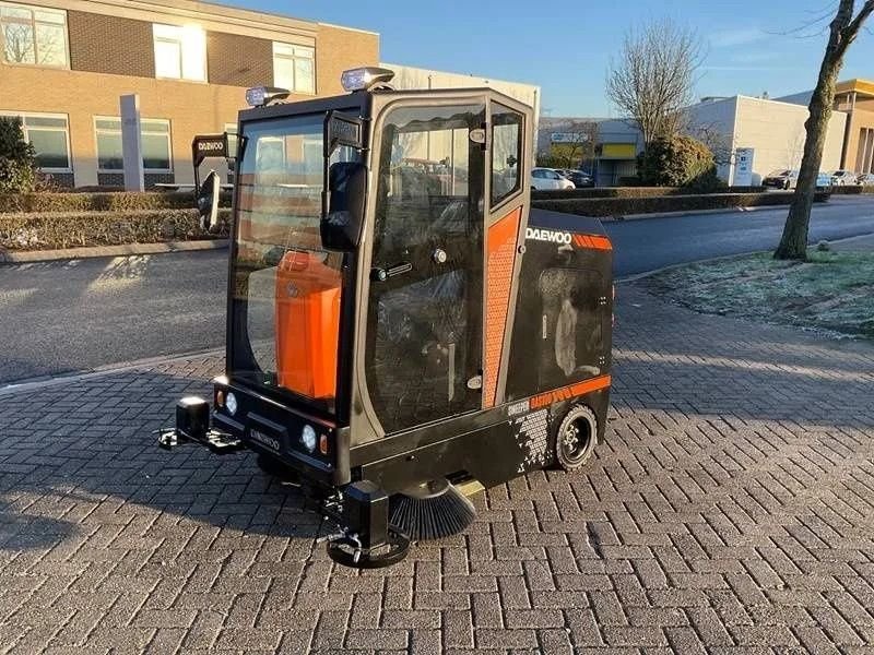 Kehrmaschine van het type Daewoo DAS 100 veegmachine met cabine, Neumaschine in Andelst (Foto 1)