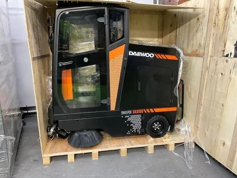 Kehrmaschine del tipo Daewoo DAS 100 veegmachine met cabine, Neumaschine en Andelst (Imagen 5)