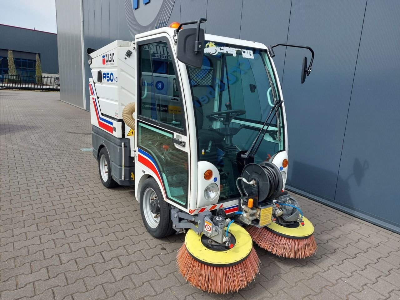 Kehrmaschine van het type Dulevo 850 mini, Gebrauchtmaschine in Barneveld (Foto 4)