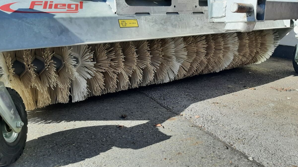 Kehrmaschine del tipo Fliegl Fliegl Kehrmaschine 500, Gebrauchtmaschine In Flachau (Immagine 2)