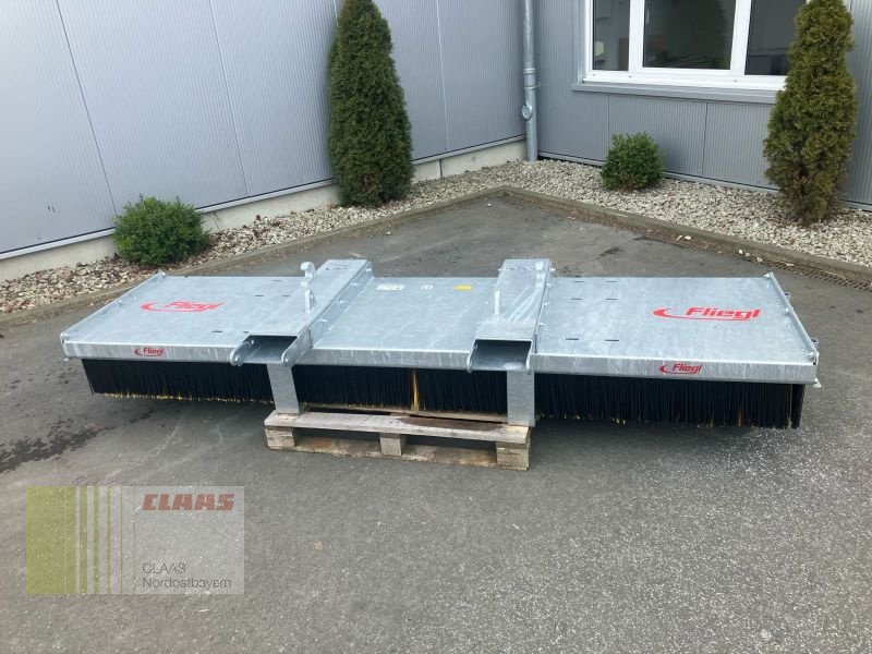 Kehrmaschine del tipo Fliegl KEHRBESEN LÖWE 3.000MM, Neumaschine en Hof (Imagen 1)