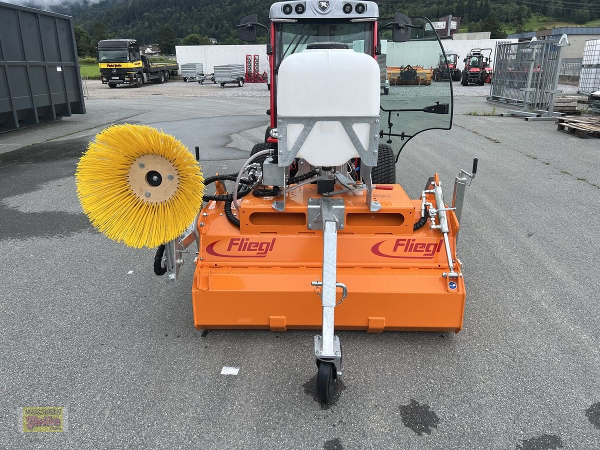 Kehrmaschine van het type Fliegl Kehrmaschine Kommunal 1350 mm Vollausstattung, Neumaschine in Kötschach (Foto 7)