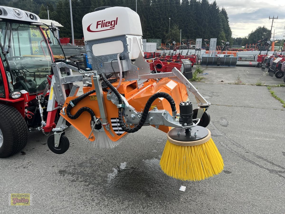 Kehrmaschine van het type Fliegl Kehrmaschine Kommunal 1350 mm Vollausstattung, Neumaschine in Kötschach (Foto 14)