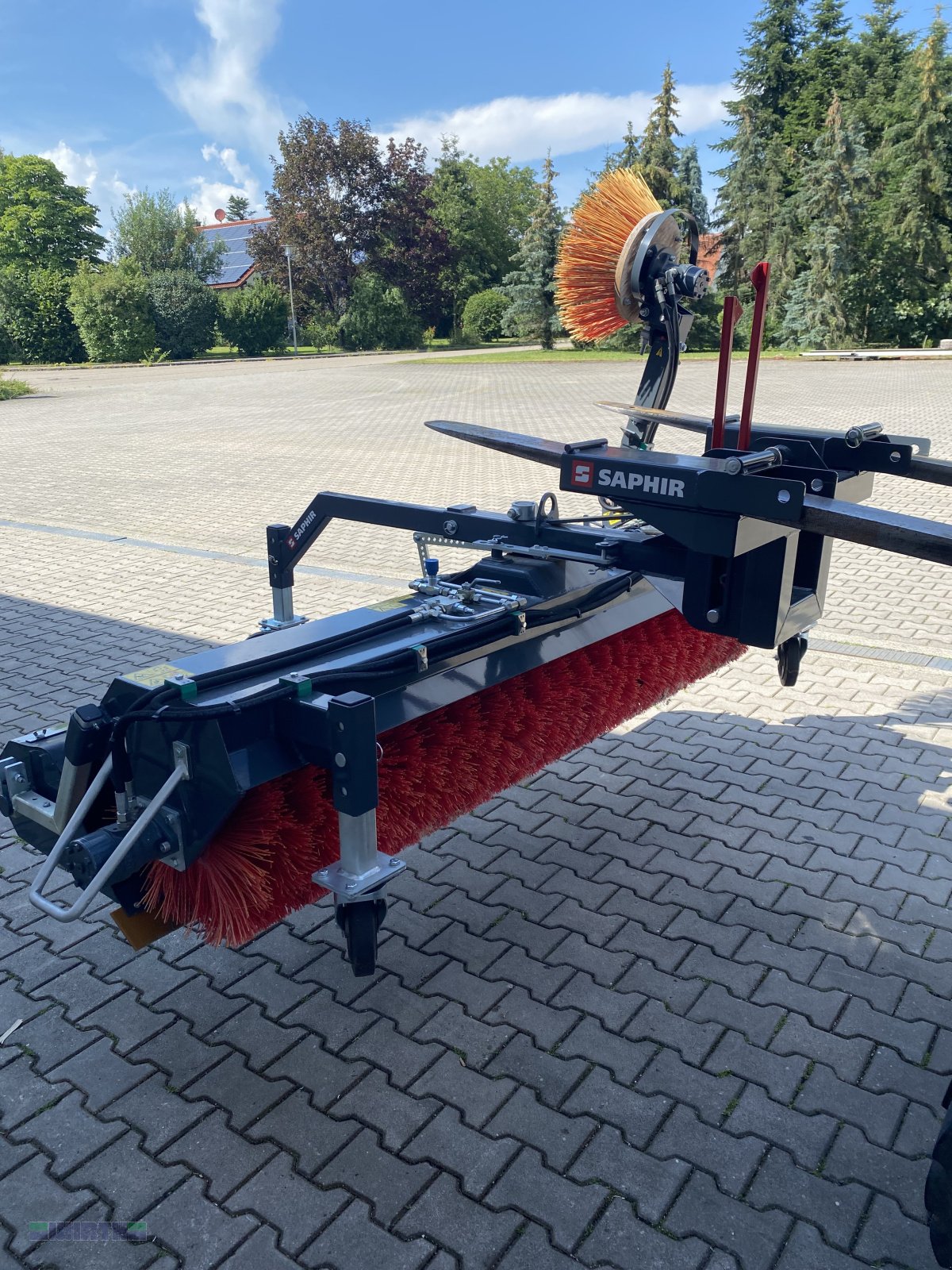 Kehrmaschine типа Saphir 231 Kehrmaschine mit Sammelbehälter passend für Stapler, Teleskoplader, Hoflader und Schlepper mit Palettengabel, Neumaschine в Buchdorf (Фотография 3)