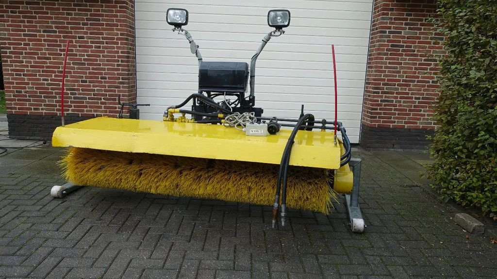 Kehrmaschine от тип Schmidt Nido HF25DS EPZ rolbezem, Gebrauchtmaschine в IJsselmuiden (Снимка 1)