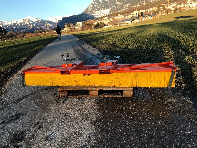 Kehrmaschine van het type Sonstige K282 2500 Bürste, Neumaschine in Chur (Foto 1)