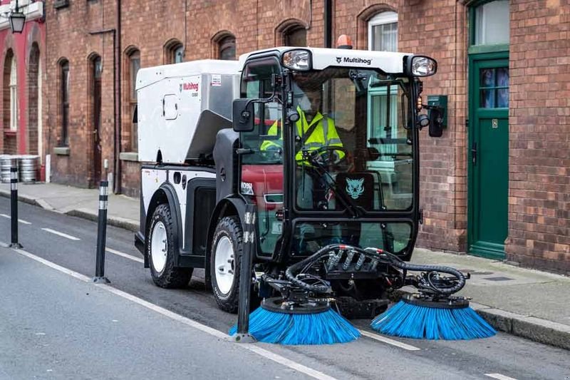 Kehrmaschine des Typs Sonstige MULTIHOG CV 350 Kehrmaschine Geräteträger Winter, Neumaschine in Aigen-Schlägl (Bild 2)