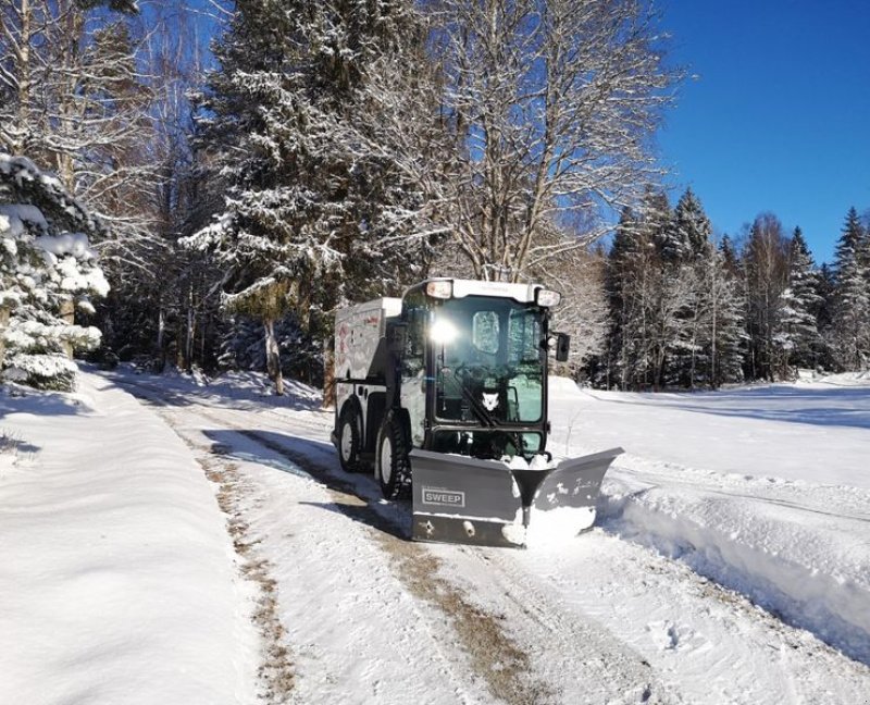 Kehrmaschine of the type Sonstige MULTIHOG CV 350 Kehrmaschine Geräteträger Winter, Neumaschine in Aigen-Schlägl (Picture 11)