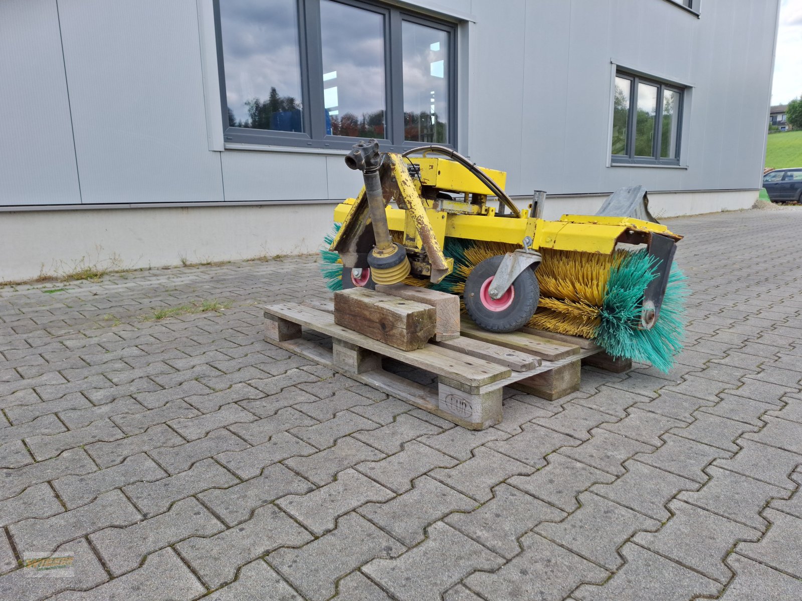 Kehrmaschine des Typs Sperber 1500, Gebrauchtmaschine in Frauenneuharting (Bild 4)