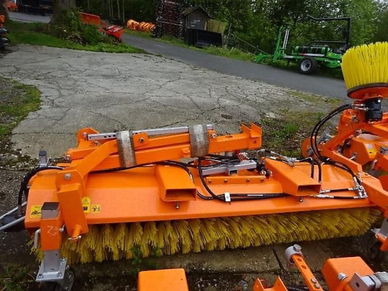 Kehrmaschine des Typs SVD 2,3 M- Hydraulisch- mit Hydraulischer Wannenentleerung- auch mit Seitenkehrbesen möglich, Neumaschine in Neureichenau (Bild 17)