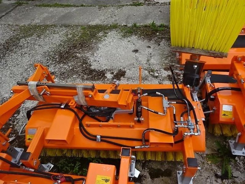 Kehrmaschine tip SVD SVD 1,5 M  - Hydraulische Wannenentleerung - auch möglich mit Seitenkehrbesen- Sonderpreise, Neumaschine in Neureichenau (Poză 4)