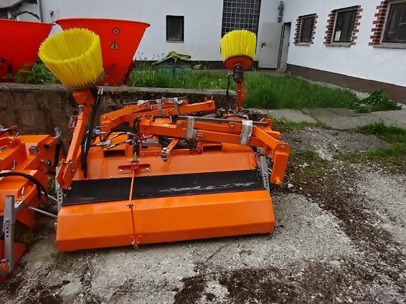 Kehrmaschine van het type SVD SVD 1,5 M  - Hydraulische Wannenentleerung - auch möglich mit Seitenkehrbesen- Sonderpreise, Neumaschine in Neureichenau (Foto 1)