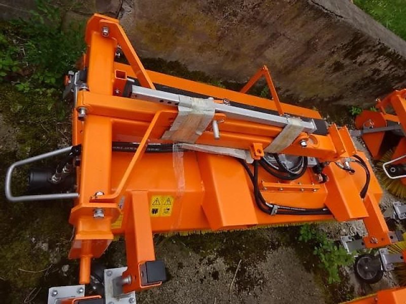 Kehrmaschine del tipo SVD SVD 1,5 M  - Hydraulische Wannenentleerung - auch möglich mit Seitenkehrbesen- Sonderpreise, Neumaschine en Neureichenau (Imagen 2)