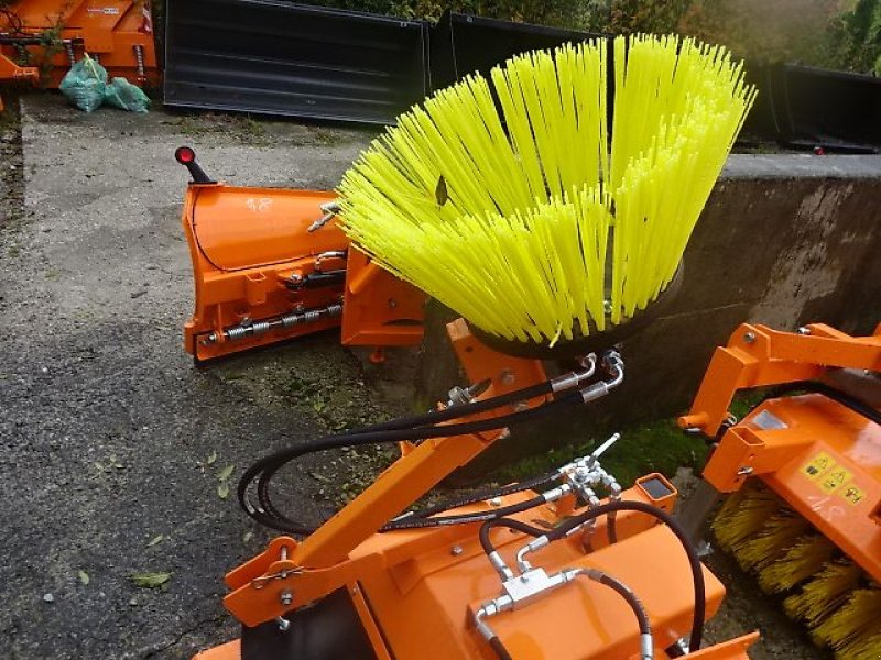 Kehrmaschine типа SVD SVD 1,5 M  - Hydraulische Wannenentleerung - auch möglich mit Seitenkehrbesen- Sonderpreise, Neumaschine в Neureichenau (Фотография 13)