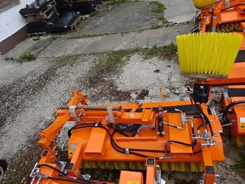 Kehrmaschine van het type SVD SVD 1,5 M  - Hydraulische Wannenentleerung - auch möglich mit Seitenkehrbesen- Sonderpreise, Neumaschine in Neureichenau (Foto 3)