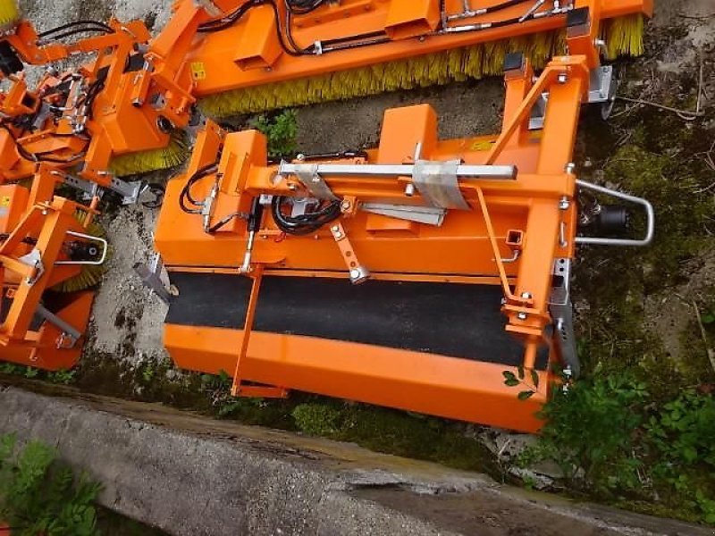 Kehrmaschine van het type SVD SVD 1,5 M  - Hydraulische Wannenentleerung - auch möglich mit Seitenkehrbesen- Sonderpreise, Neumaschine in Neureichenau (Foto 17)