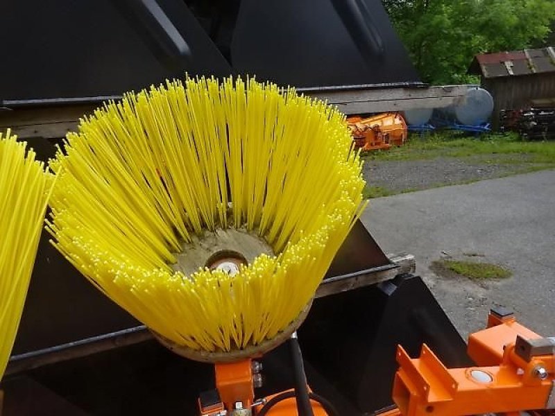 Kehrmaschine van het type SVD SVD 1,5 M  - Hydraulische Wannenentleerung - auch möglich mit Seitenkehrbesen- Sonderpreise, Neumaschine in Neureichenau (Foto 22)