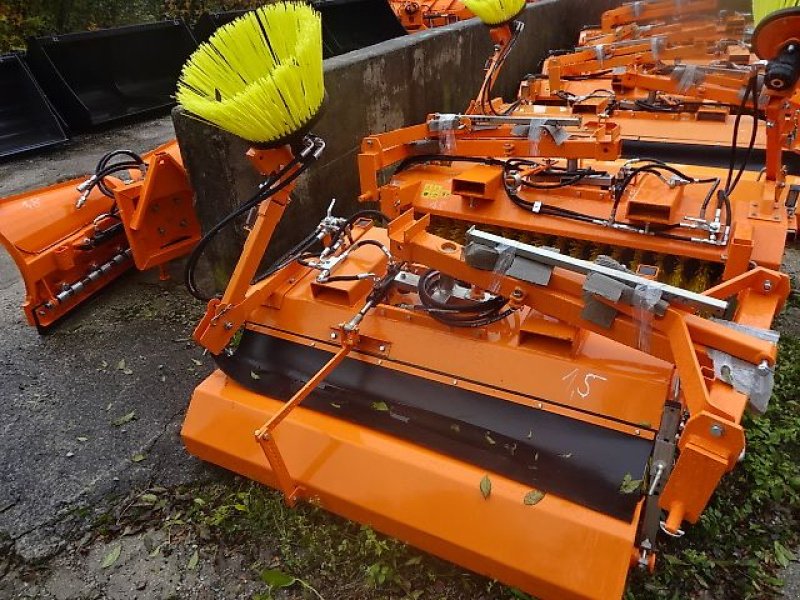 Kehrmaschine типа SVD SVD 1,5 M  - Hydraulische Wannenentleerung - auch möglich mit Seitenkehrbesen- Sonderpreise, Neumaschine в Neureichenau (Фотография 5)