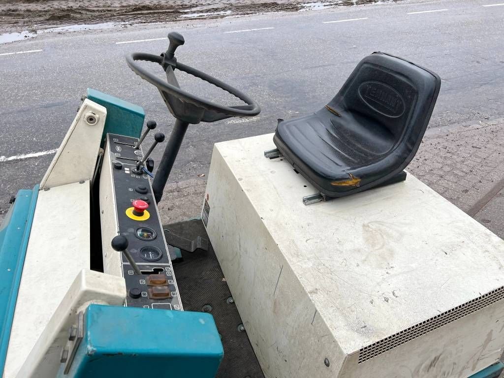 Kehrmaschine от тип Tennant 215E Sweeper - Good Working Condition, Gebrauchtmaschine в Veldhoven (Снимка 8)