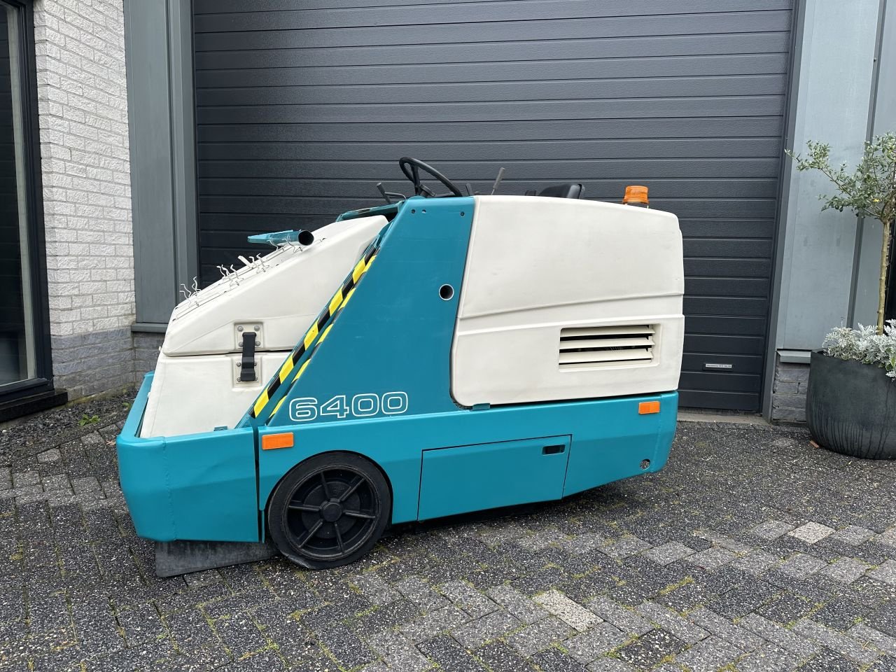 Kehrmaschine van het type Tennant 6400, Gebrauchtmaschine in Oirschot (Foto 1)