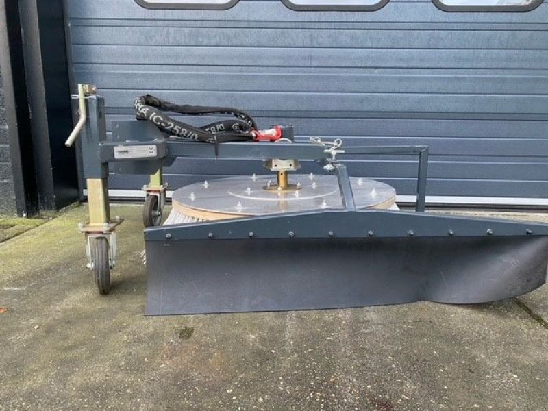 Kehrmaschine del tipo Tuchel Radiaalbezem 12, Neumaschine en Joure (Imagen 2)