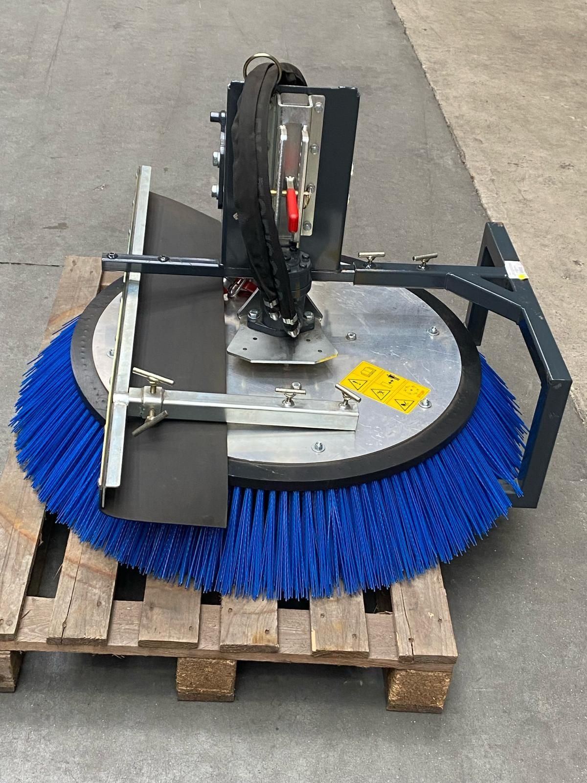 Kehrmaschine del tipo Tuchel Radiaalborstel 105cm, Neumaschine en Joure (Imagen 1)