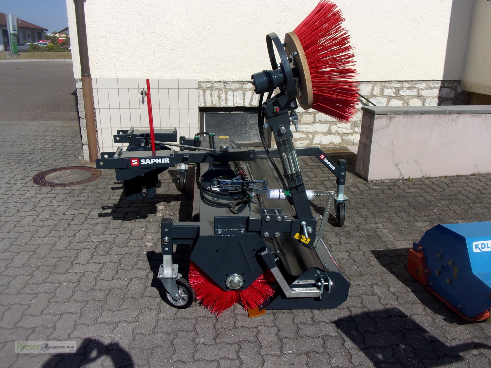 Kehrsaugmaschine des Typs Saphir GKM 231 vielseitig Leistungsstark für Stapler und Traktor mit Auffangwanne und  Seitenbesen, Neumaschine in Nördlingen (Bild 1)