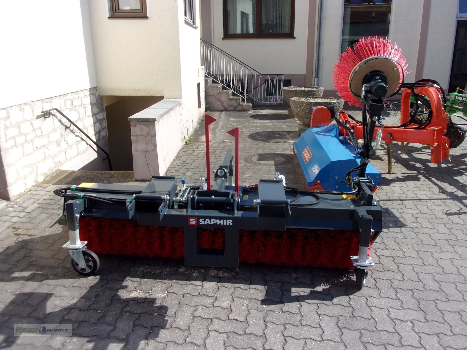 Kehrsaugmaschine za tip Saphir GKM 231 vielseitig Leistungsstark für Stapler und Traktor mit Auffangwanne und  Seitenbesen, Neumaschine u Nördlingen (Slika 2)