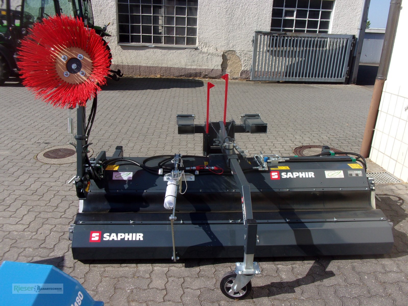 Kehrsaugmaschine typu Saphir GKM 231 vielseitig Leistungsstark für Stapler und Traktor mit Auffangwanne und  Seitenbesen, Neumaschine v Nördlingen (Obrázek 3)