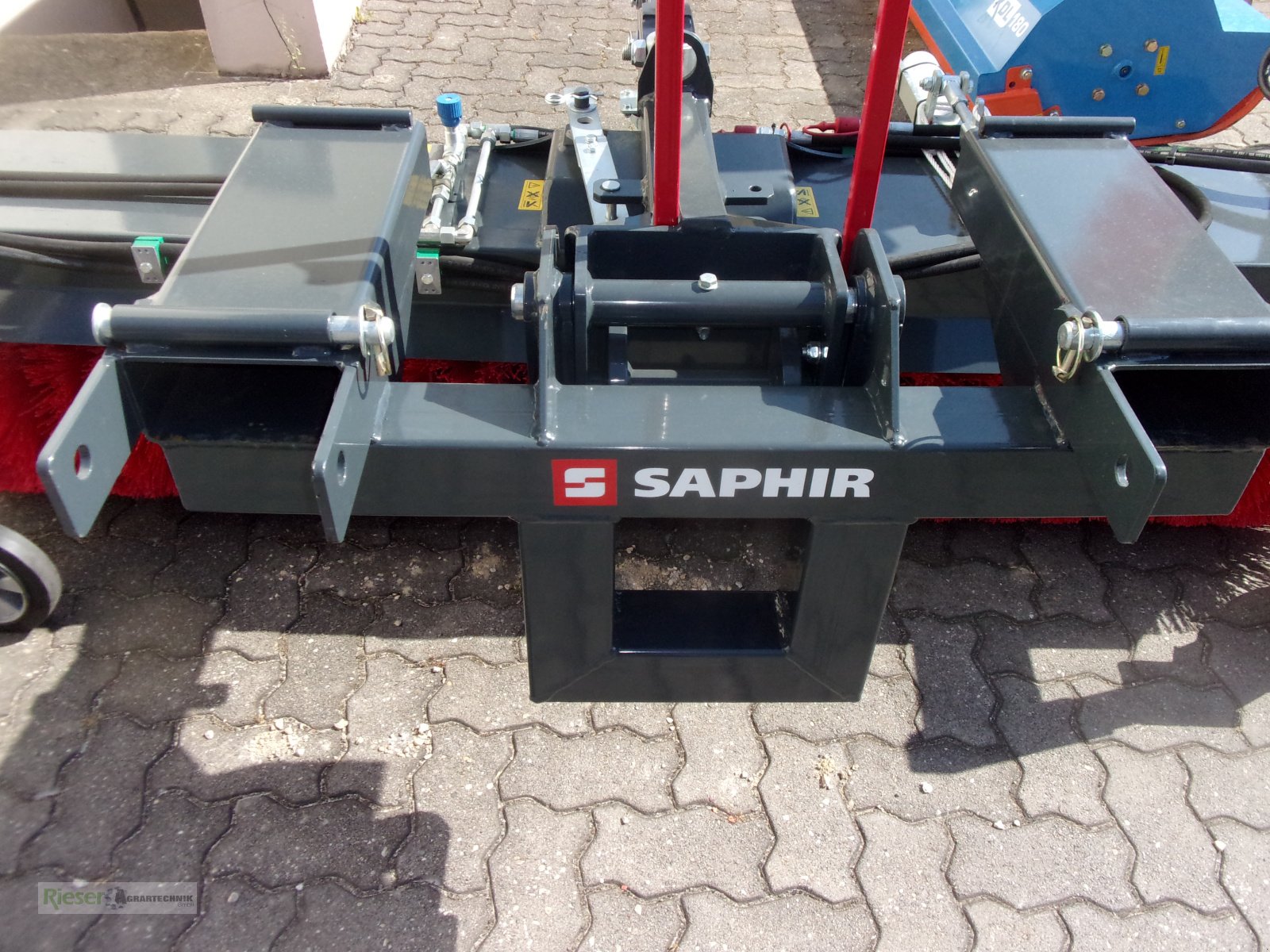 Kehrsaugmaschine za tip Saphir GKM 231 vielseitig Leistungsstark für Stapler und Traktor mit Auffangwanne und  Seitenbesen, Neumaschine u Nördlingen (Slika 8)