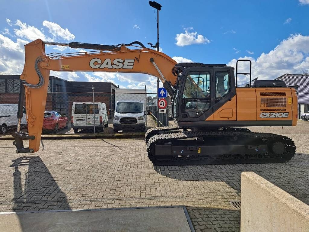 Kettenbagger of the type Case CX210E, Neumaschine in Almelo (Picture 1)