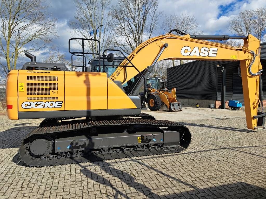 Kettenbagger of the type Case CX210E, Neumaschine in Almelo (Picture 2)