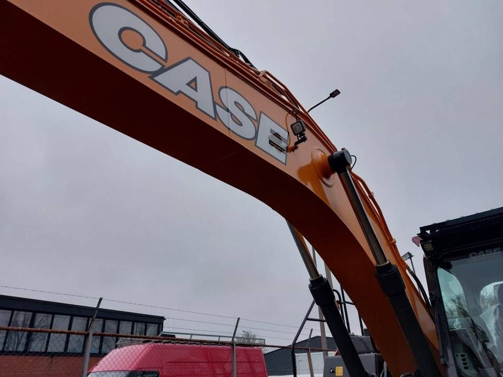 Kettenbagger of the type Case CX250E, Neumaschine in Almelo (Picture 11)