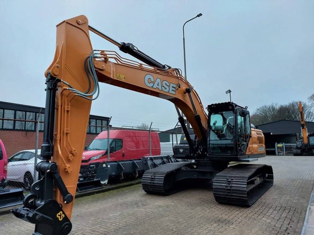 Kettenbagger of the type Case CX250E, Neumaschine in Almelo (Picture 4)