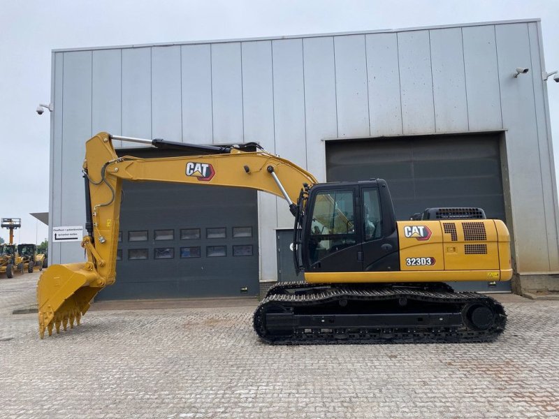 Kettenbagger of the type Caterpillar 323D3, Neumaschine in Velddriel (Picture 1)