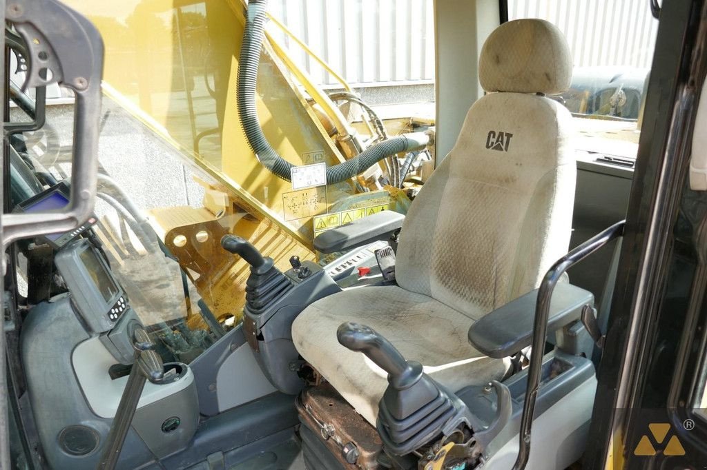 Kettenbagger del tipo Caterpillar 330DL, Gebrauchtmaschine en Zevenbergen (Imagen 8)