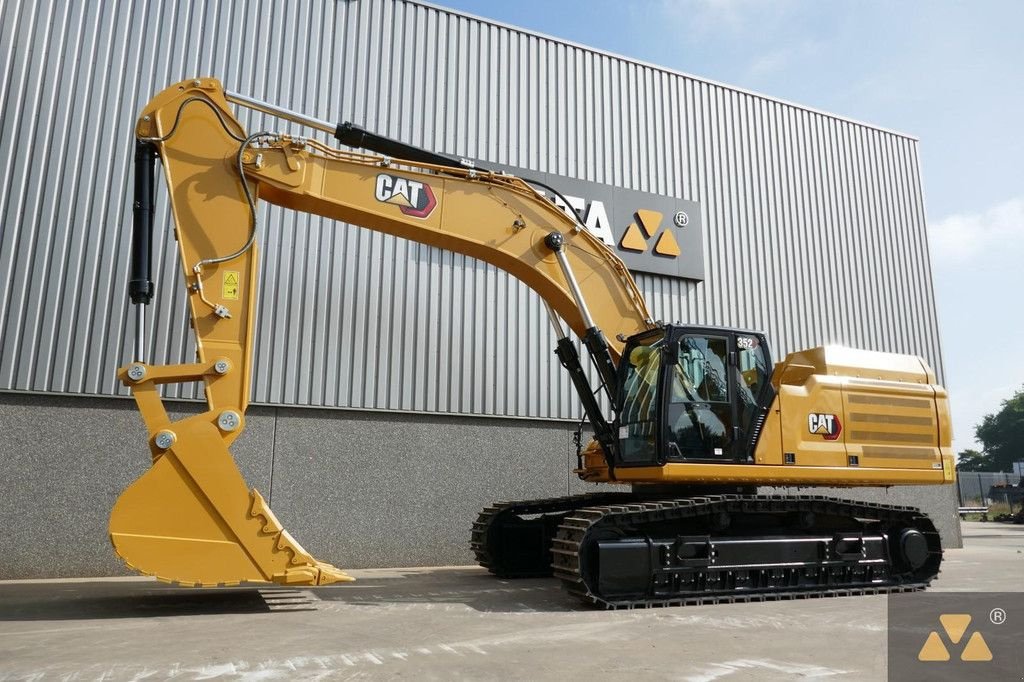 Kettenbagger of the type Caterpillar 352, Neumaschine in Zevenbergen (Picture 3)