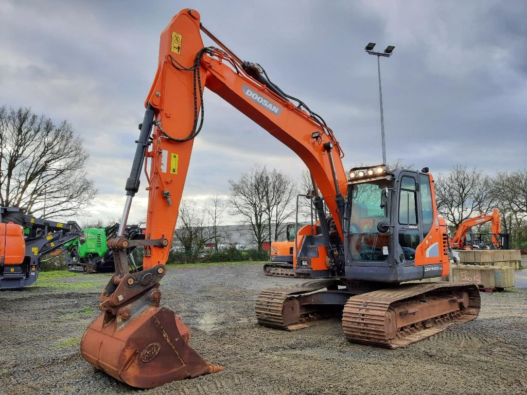 Kettenbagger of the type Doosan DX140LCR-5, Gebrauchtmaschine in GRANDCHAMPS DES FONTAINES (Picture 1)