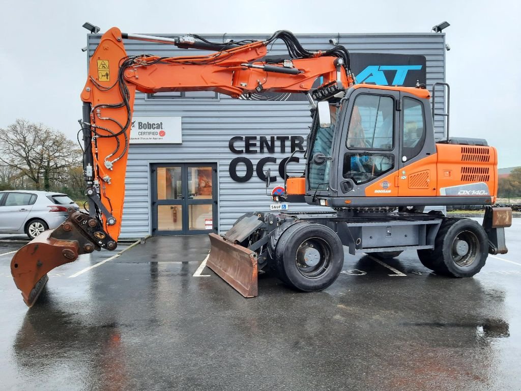 Kettenbagger tip Doosan DX140W-5, Gebrauchtmaschine in GRANDCHAMPS DES FONTAINES (Poză 1)