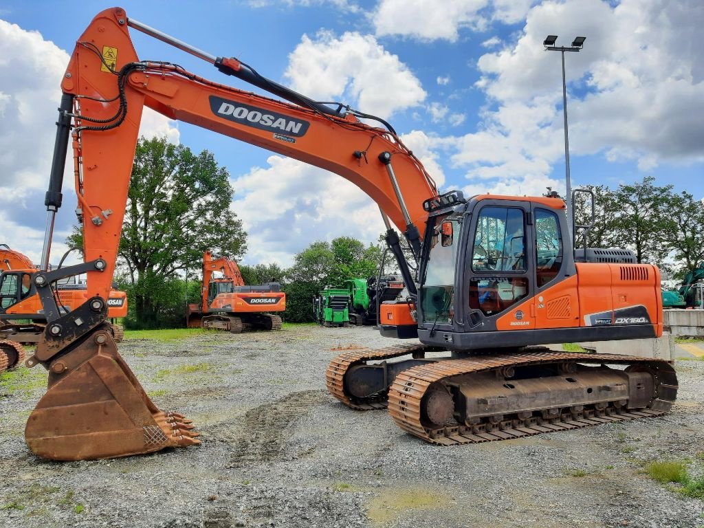 Kettenbagger of the type Doosan DX180LC-5, Gebrauchtmaschine in GRANDCHAMPS DES FONTAINES (Picture 1)