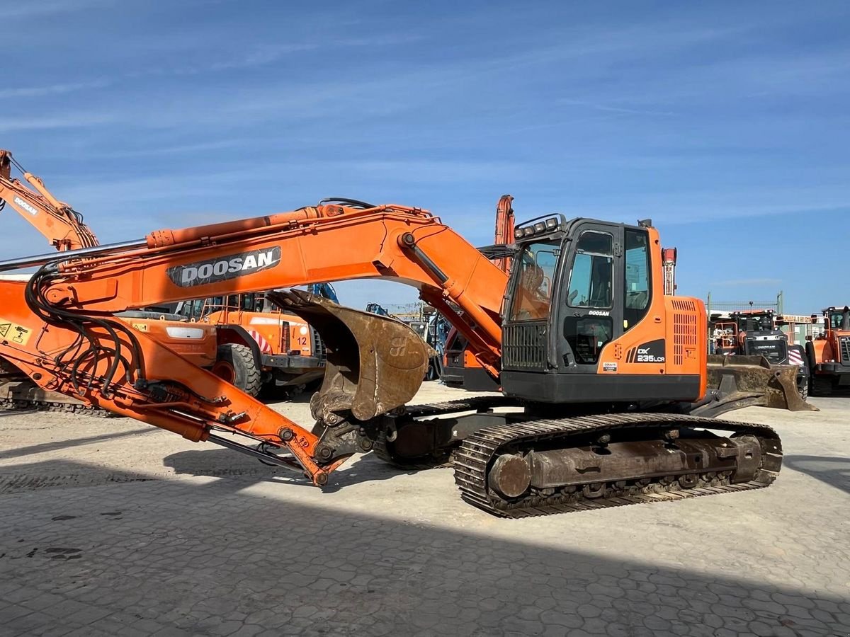 Kettenbagger of the type Doosan DX235LCR, Gebrauchtmaschine in Gabersdorf (Picture 1)