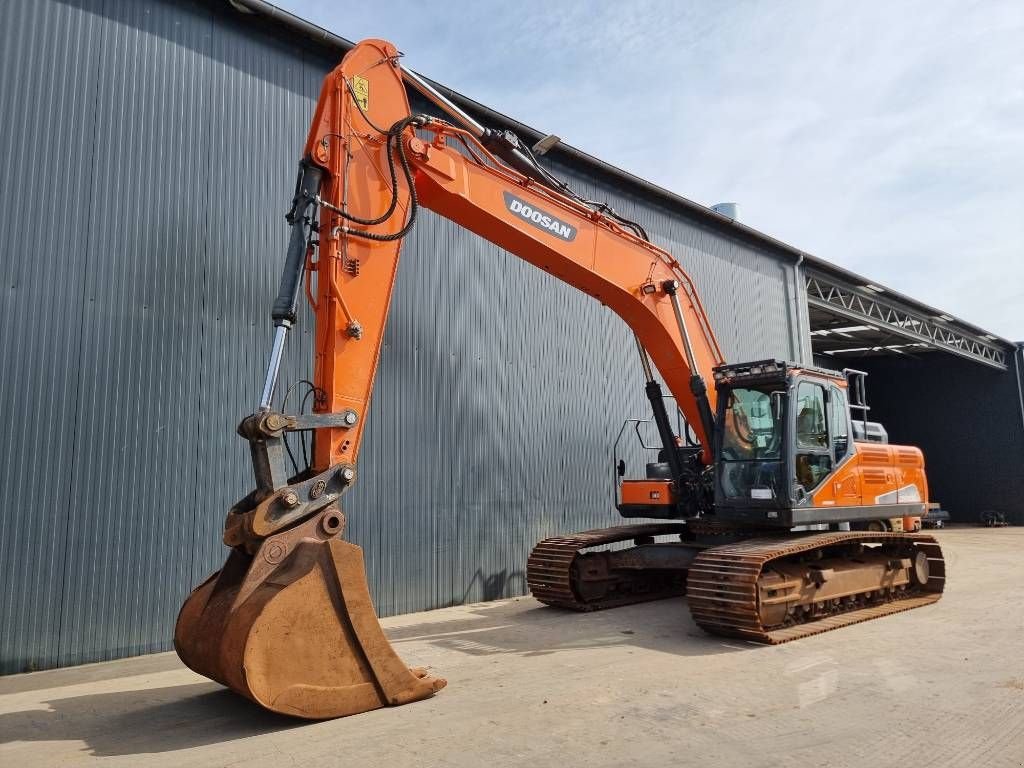 Kettenbagger of the type Doosan DX300 LC-5, Gebrauchtmaschine in Venlo (Picture 1)