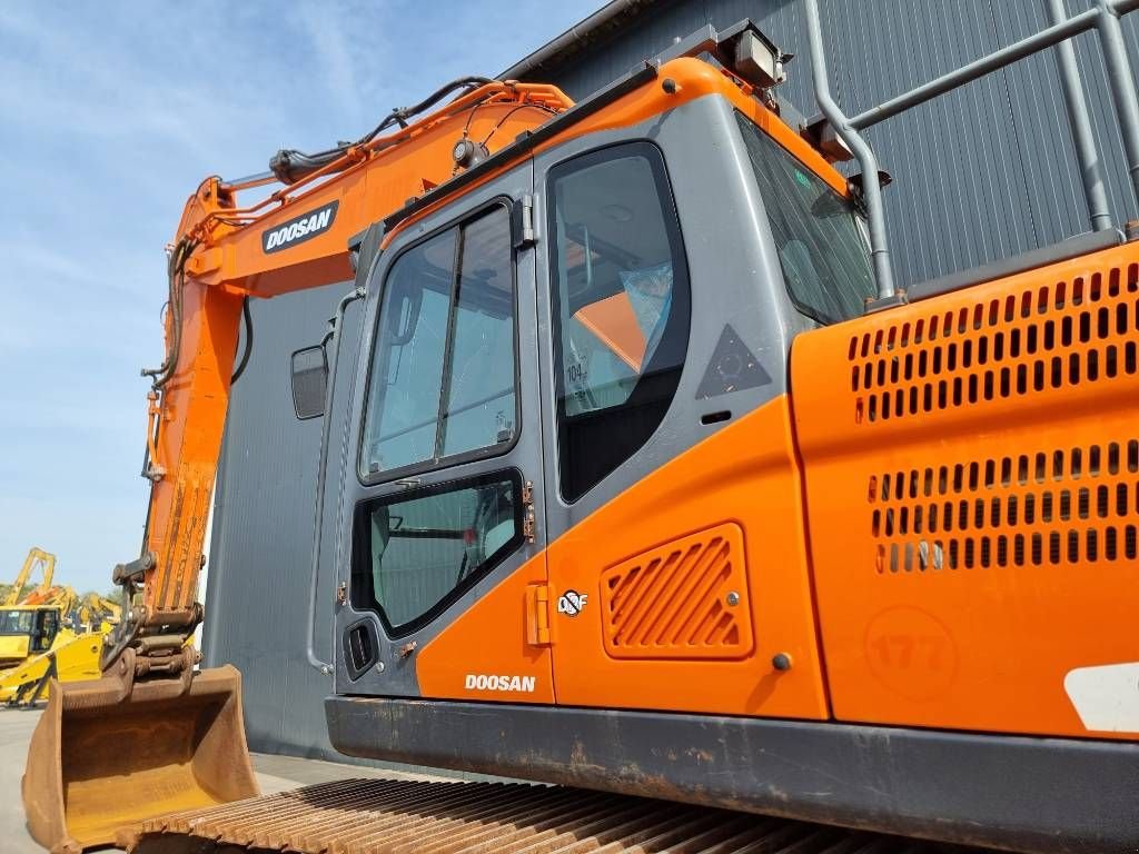 Kettenbagger du type Doosan DX300 LC-5, Gebrauchtmaschine en Venlo (Photo 7)