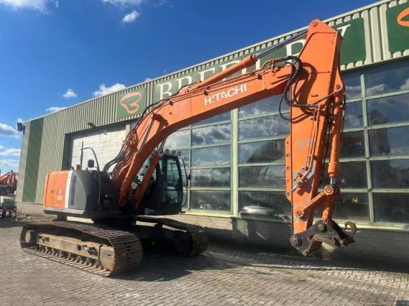 Kettenbagger van het type Hitachi ZX 225 USR LC-3, Gebrauchtmaschine in Roosendaal (Foto 3)