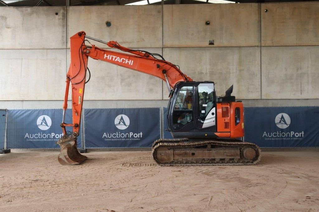 Kettenbagger van het type Hitachi ZX135US-6, Gebrauchtmaschine in Antwerpen (Foto 2)